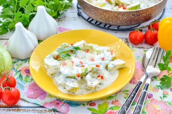 Кабачки в сметані з часником
