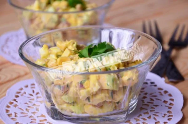 Салат з печінкою тріски і кукурудзою