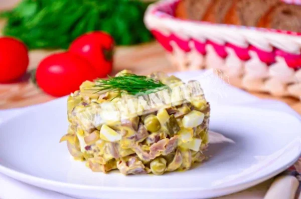 Салат з курячого шлунка з цибулею та грибами