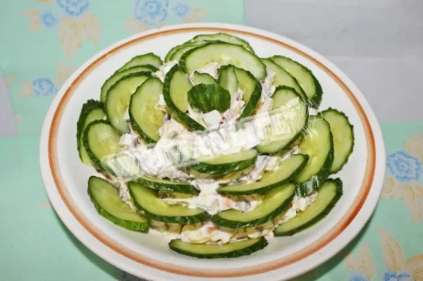 Салат з печерицями, огірком, яйцем, шинкою та сиром