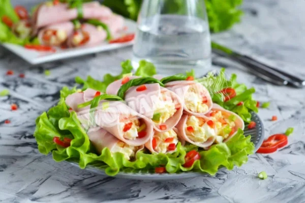 Рулетики з шинки з сиром і часником