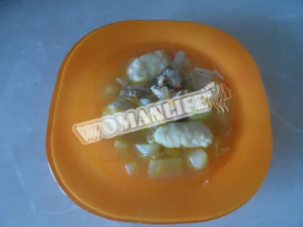 Курячий суп з картопляними галушками і куркою