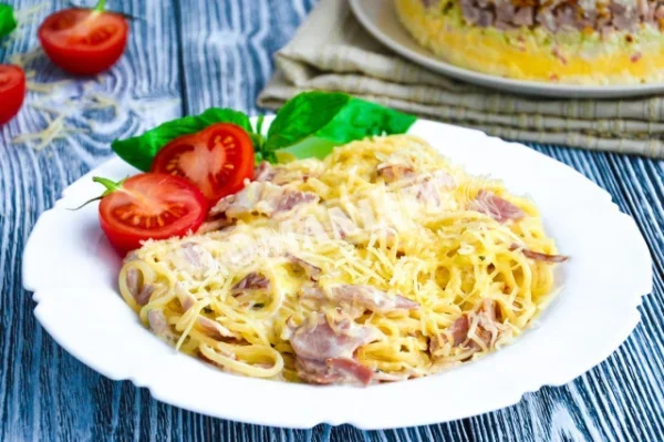 Класична паста карбонара з беконом і вершками