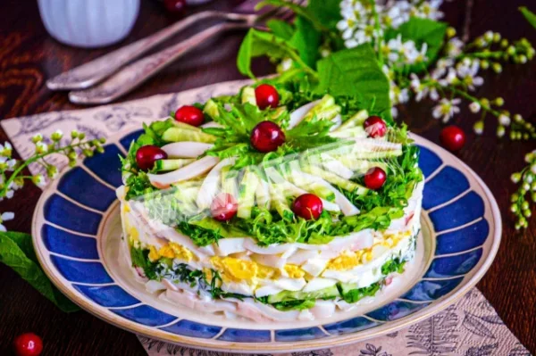 Салат з кальмарами, огірками та яйцями