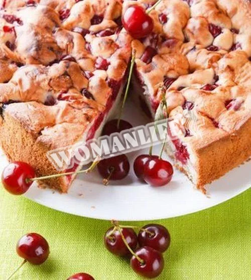 Шарлотка з вишнею в мультиварці