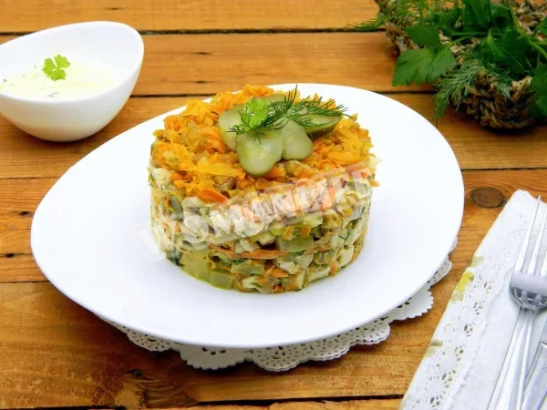 Салат Обжорка класичний з куркою та солоними огірками