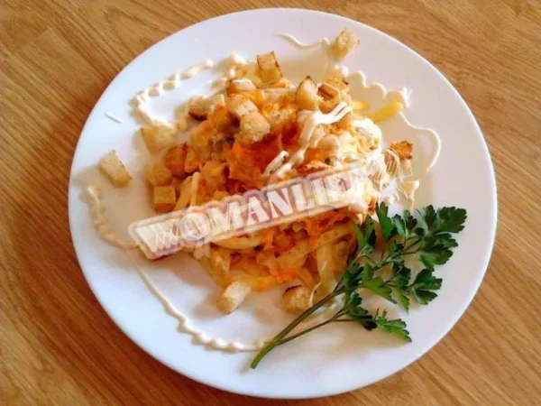 Салат «Обжорка» з квасолею, куркою і грінками