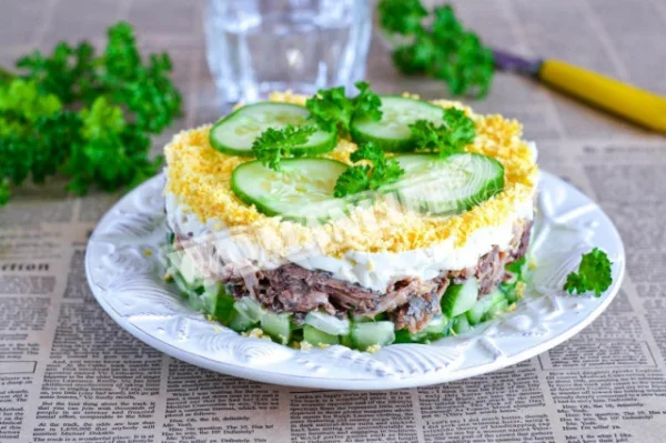 Салат з тунцем, огірком і яйцем