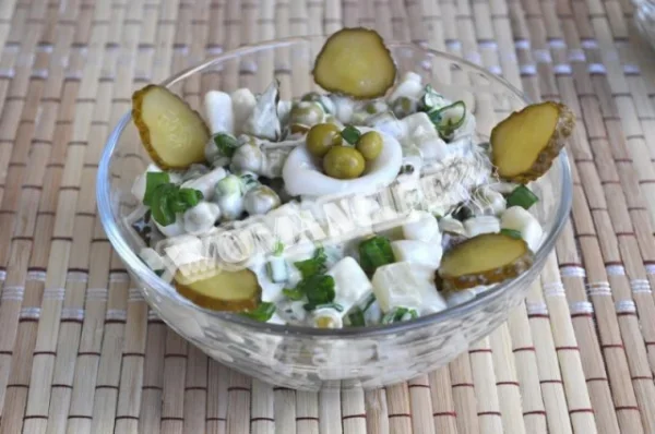 Салат: кальмари, мариновані огірки