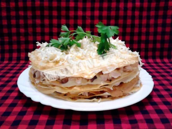 Млинцевий пиріг з грибами і куркою