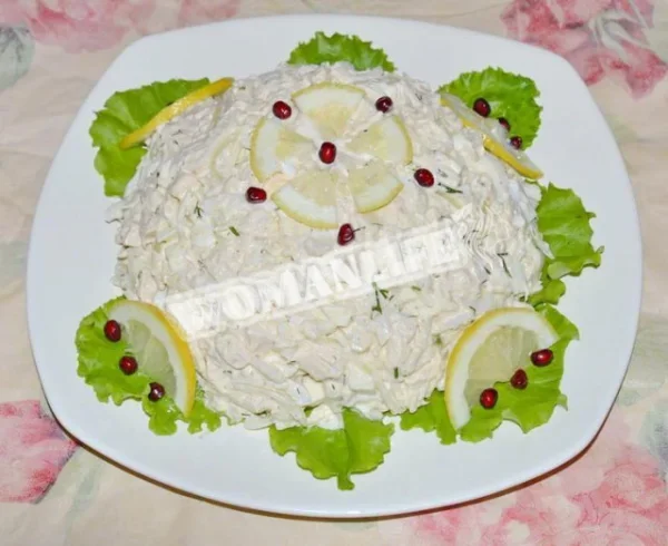 Салат з кальмарами, куркою