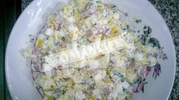 Салат з картоплею і консервованими кальмарами