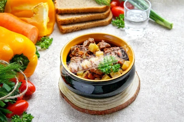 Тушкована яловичина в мультиварці з картоплею