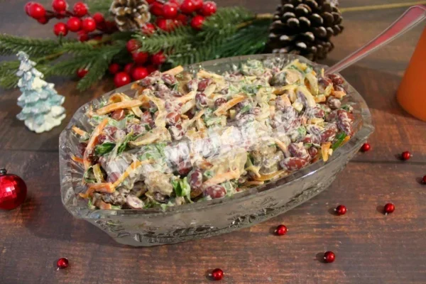 Салат з курячою печінкою і квасолею